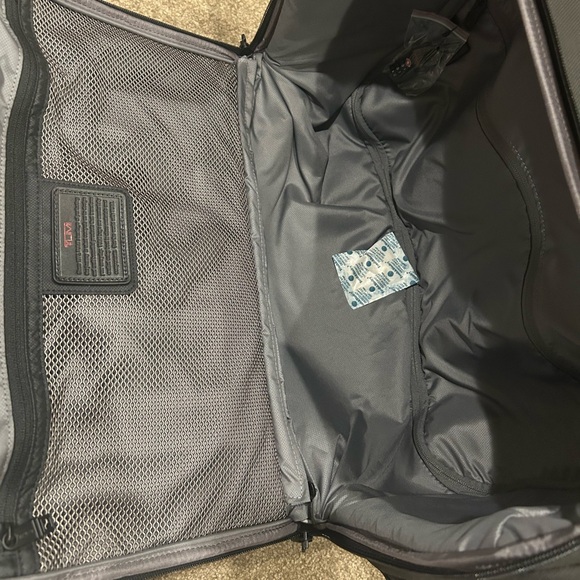 Tumi Alpha 2 - 4 Wheeled Compact Duffel Black NWT - Picture 6 of 8